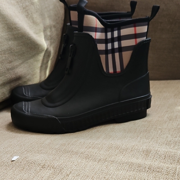 Women Burberry Boots - Picture 1 of 4